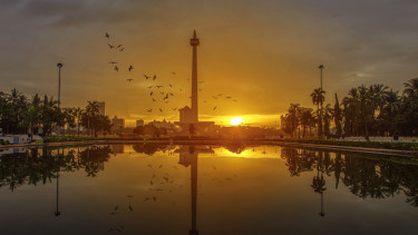 Suasana Monas di saat senja.