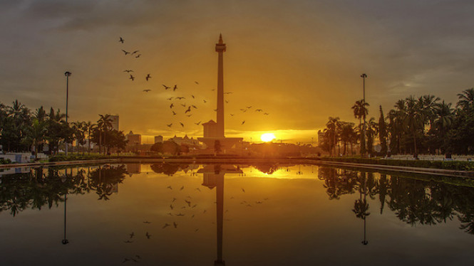 Suasana Monas di saat senja.