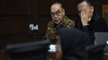 Terdakwa kasus suap PLTU Riau-1 Johannes Budisutrisno Kotjo (kiri) di Tipikor