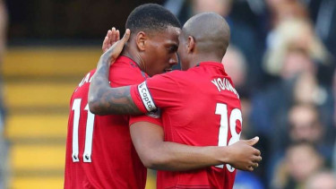 Penyerang Manchester United, Anthony Martial (kiri).