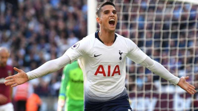 Winger Tottenham Hotspur, Erik Lamela, melakukan selebrasi