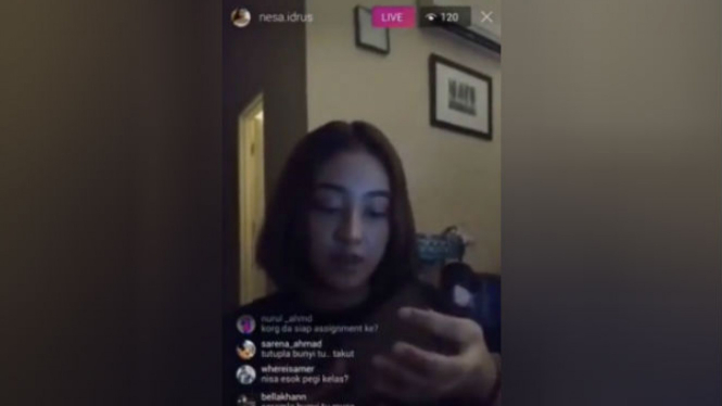 Wanita 'Live' di Instagram.