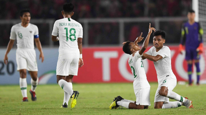 Pesepak bola Timnas Indonesia Todd Rivaldo Ferre (kedua kanan) melakukan selebrasi