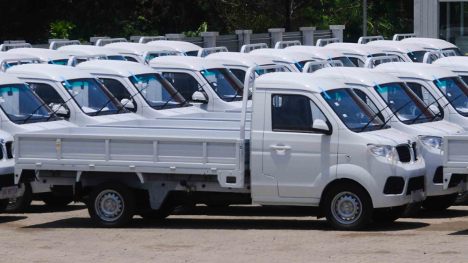 Sejumlah mobil pickup terparkir di halaman pabrik mobil Esemka di Sambi, Boyolal