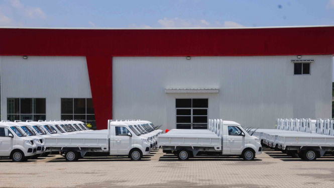 Sejumlah mobil pickup terparkir di halaman pabrik mobil Esemka di Sambi, Boyolal