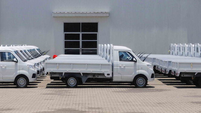 Sejumlah mobil pickup terparkir di halaman pabrik mobil Esemka di Sambi, Boyolal