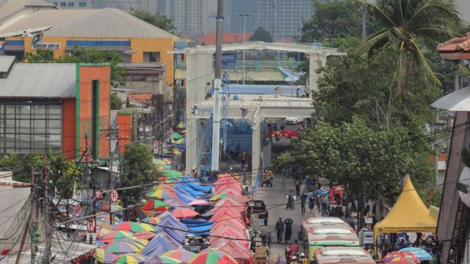 PKL berada di bawah Skybridge kawasan Tanah Abang.