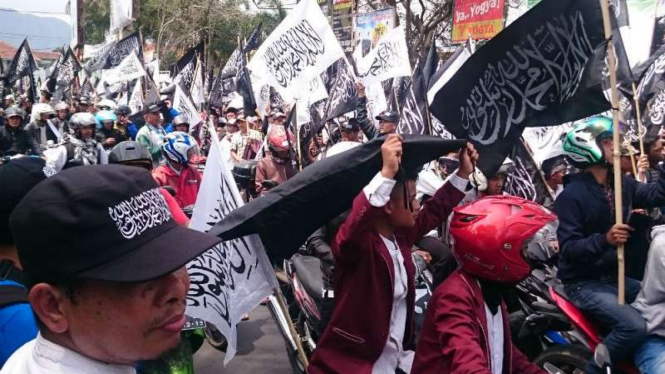 Aksi unjuk rasa mengutuk keras pembakaran bendera tauhid oleh anggota Banser.