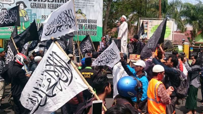 Aksi unjuk rasa mengutuk keras pembakaran bendera tauhid.