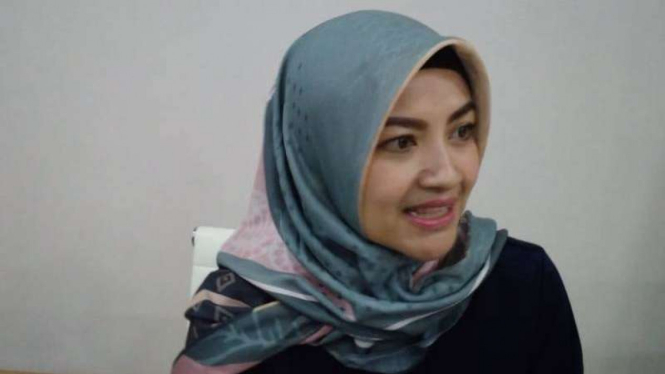 Tina Talisa berhijab
