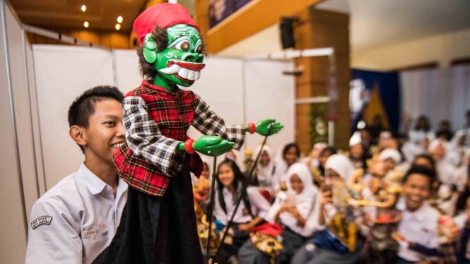 Sejumlah siswa bermain dan belajar saat pagelaran dan workshop 