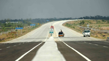 Kendaraan melintas di tol Brebes Timur-Pemalang, Tegal, Jawa Tengah