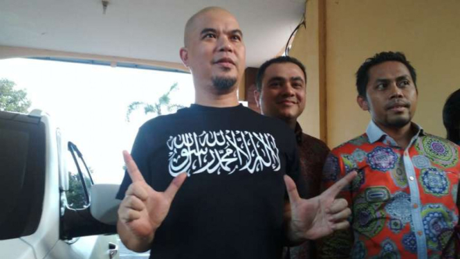 Politikus Partai Ahmad Dhani Prasetyo di gedung Direktorat Reserse Kriminal Umum Kepolisian Daerah Jawa Timur, Surabaya, pada Rabu, 24 Oktober 2018.