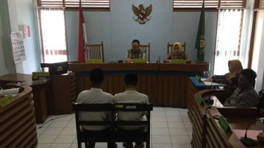Dua terdakwa penganiayaan suporter The Jakmania Haringga Sirla hadapi vonis. 