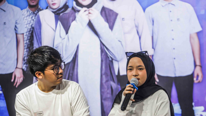 Keyboardis grup musik religi Sabyan Gambus, Ahmad Fairuz alias Ayus (kiri) dan Penyanyi Nissa (kanan).