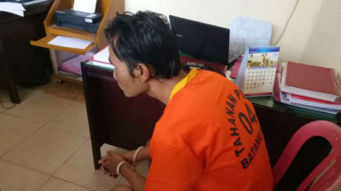 Bramdama, seorang ayah terdakwa pencabul putri kandungnya, sesaat setelah ditangkap polisi.