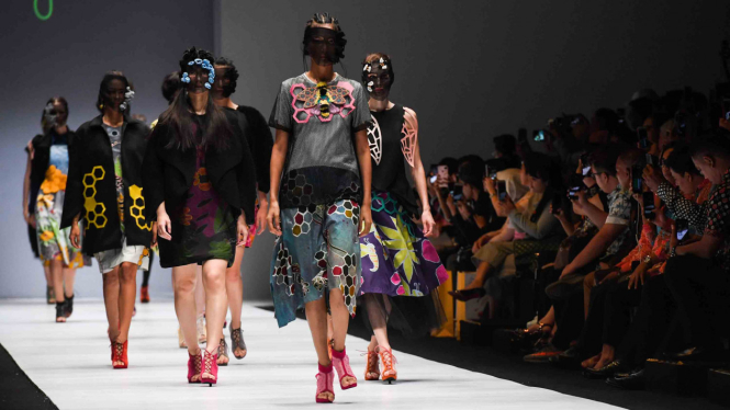 Model mengenakan busana rancangan Lenny Agustin saat peragaan busana yang bertajuk Wansosa pada perhelatan Jakarta Fashion Week 2019 hari ke-6 di Senayan City, Jakarta, Kamis, 25 Oktober 2018.