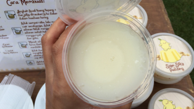 Silky pudding dari susu kedelai.