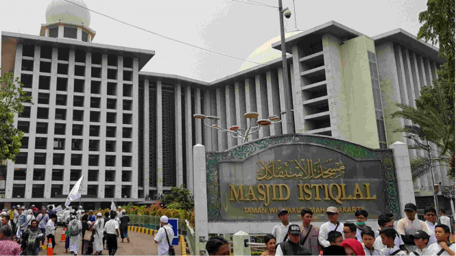 Massa aksi long march dari Masjid Istiqlal