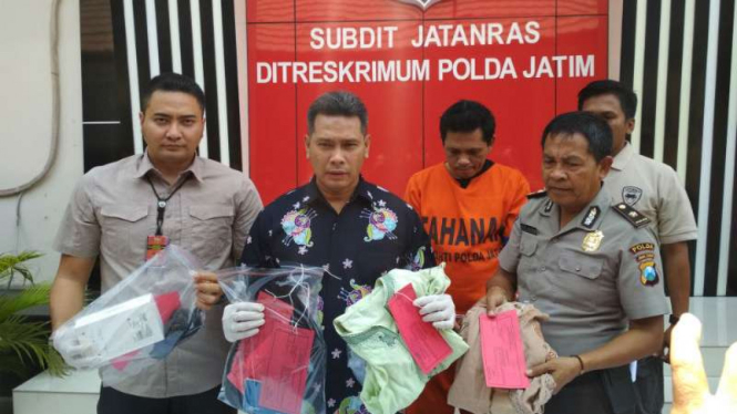 Polisi memperlihatkan tersangka gendam bermodus tabib keliling di Markas Polda Jatim, Surabaya, pada Jumat, 26 Oktober 2018.