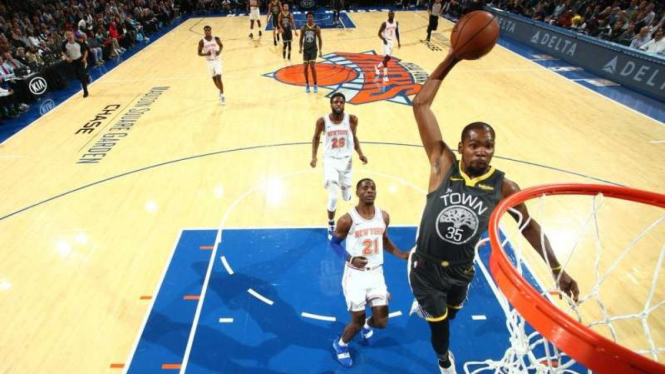 Aksi slam dunk bintang Golden State Warriors, Kevin Durant