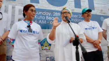 Menteri Kelautan Perikanan Susi Pudjiastuti dan Menlu Retno Marsudi.