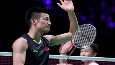 Chen Long dan Kento Momota di semifinal Prancis Terbuka 2018.