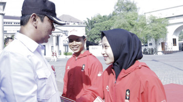 Hendrar Prihadi serahkan hadiah kepada atlet Asian Games Paralayang 