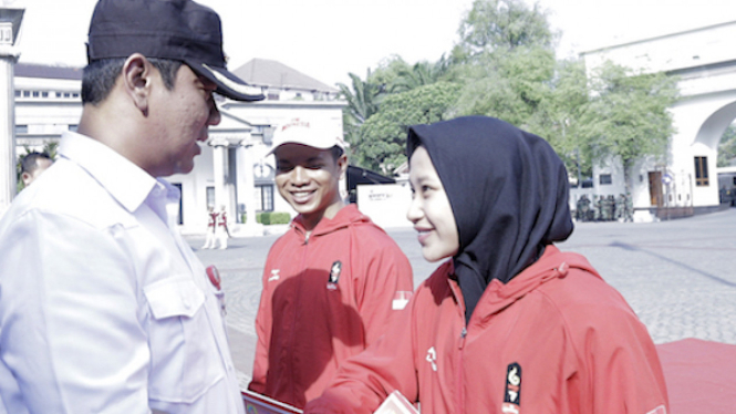 Hendrar Prihadi serahkan hadiah kepada atlet Asian Games Paralayang 