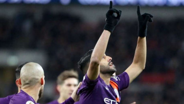 Riyad Mahrez rayakan gol Manchester City
