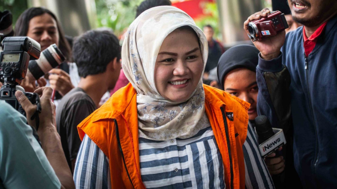 Bupati nonaktif Bekasi Neneng Hassanah Yasin (tengah) sebelum menjalani pemeriksaan di gedung KPK Jakarta beberapa waktu lalu.