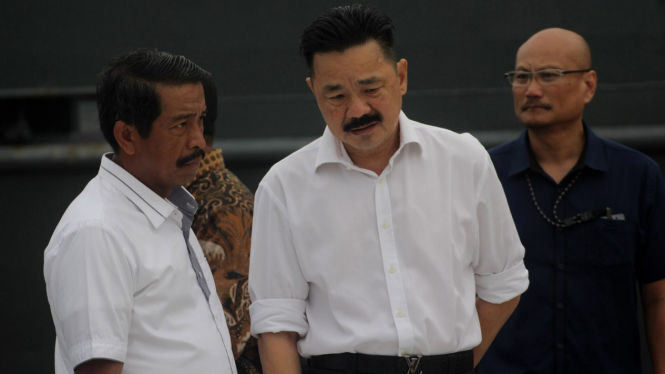 Direktur Utama Edward Sirait (kiri) dan Pendiri Lion Air, Rusdi Kirana (tengah), saat meninjau puing pesawat Lion Air JT 610 rute Jakarta-Pangkalpinang yang jatuh di Tanjung Pakis, Karawang, Jawa Barat, Senin pagi, 29 Oktober 2018.