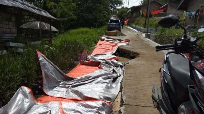Retakan tanah yang cukup lebar dan panjang di Sawahlunto, Sumatera Barat.