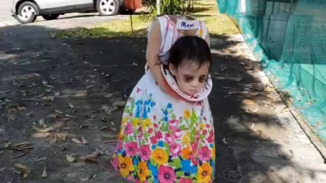 Maya dengan kostum Halloween