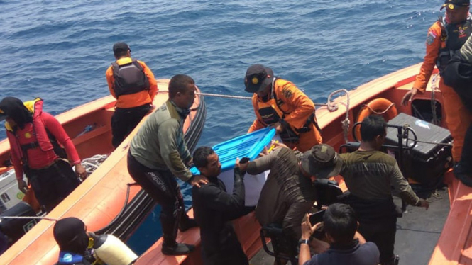 Proses pengangkatan Black Box Lion Air JT610 ke K.R. Baruna Jaya I di Perairan Tanjung, Karawang, Jawa Barat, 1 November 2018.