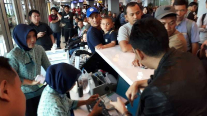 Penumpang pesawat Lion Air JT 0130 mengamuk karena keterlambatan penerbangan.