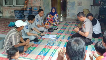 Keluarga Arif Yustian, salah satu korban pesawat Lion Air JT-610, di Desa Rawa Panjang, Kecamatan Bojonggede, Kabupaten Bogor, Jawa Barat, pada Kamis, 1 November 2018.