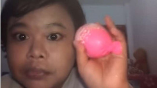 Tutorial Make-up Pakai Balon dan Minyak Angin yang Bikin Ngakak