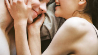 Berisik Saat Bercinta dengan Pasangan, Tanda Orgasme Lebih Hot dan Mantul?