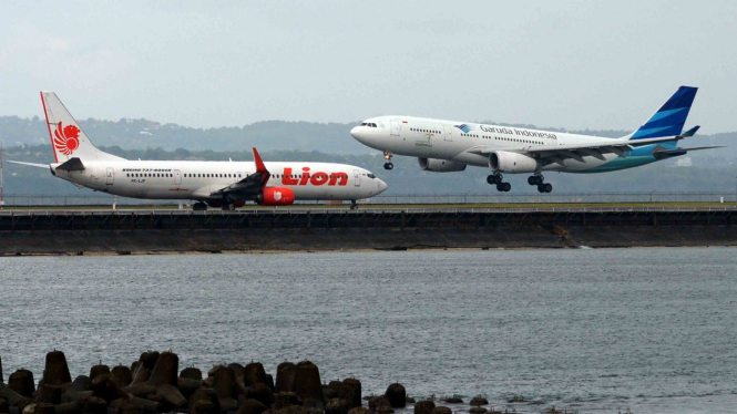 sorot penerbangan - pesawat - bandara