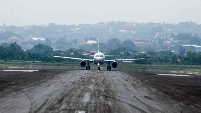 sorot penerbangan - pesawat - bandara