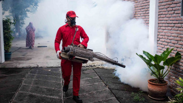 Petugas melakukan fogging atau pengasapan di kawasan Duren Tiga, Pancoran, Jakarta.