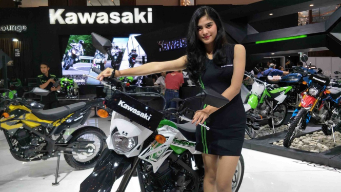 SPG di ajang Indonesia Motorcycle Show (IMOS) 2018