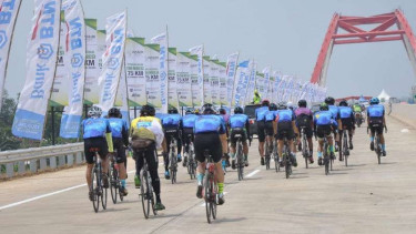 Peserta gowes Tour de Borobudur menjelajah jembatan tol Kalikuto