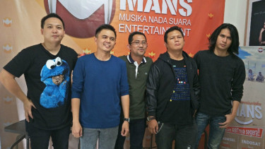 Sigit Wardana dan band The Mans.
