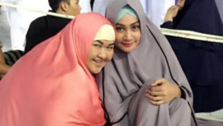 Sahabat Unggah Wajah Bahagia Pretty Asmara Pakai Hijab