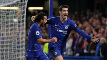 Penyerang Chelsea, Alvaro Morata (kanan), melakukan selebrasi usai mencetak gol