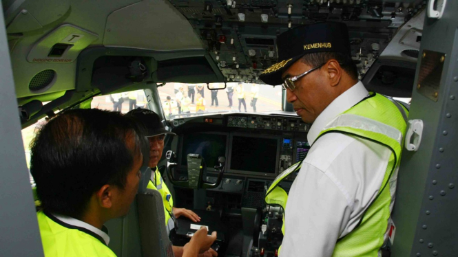 Menteri Perhubungan Budi Karya Sumadi (kanan) berbincang dengan petugas inspektorat Kemenhub yang sedang memeriksa ruang kemudi pilot saat melakukan sidak kelaikan terbang pesawat Lion Air jenis Boing 737 Max 8 yang akan terbang dibandara Soekarno Hatta, 