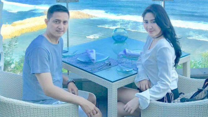 Pebulutangkis legendaris Ricky Soebagja dengan sang kekasih, Khairunissa Andjani