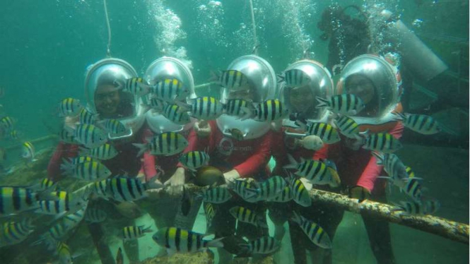 Aktivitas ocean walker para turis lokal di Bali